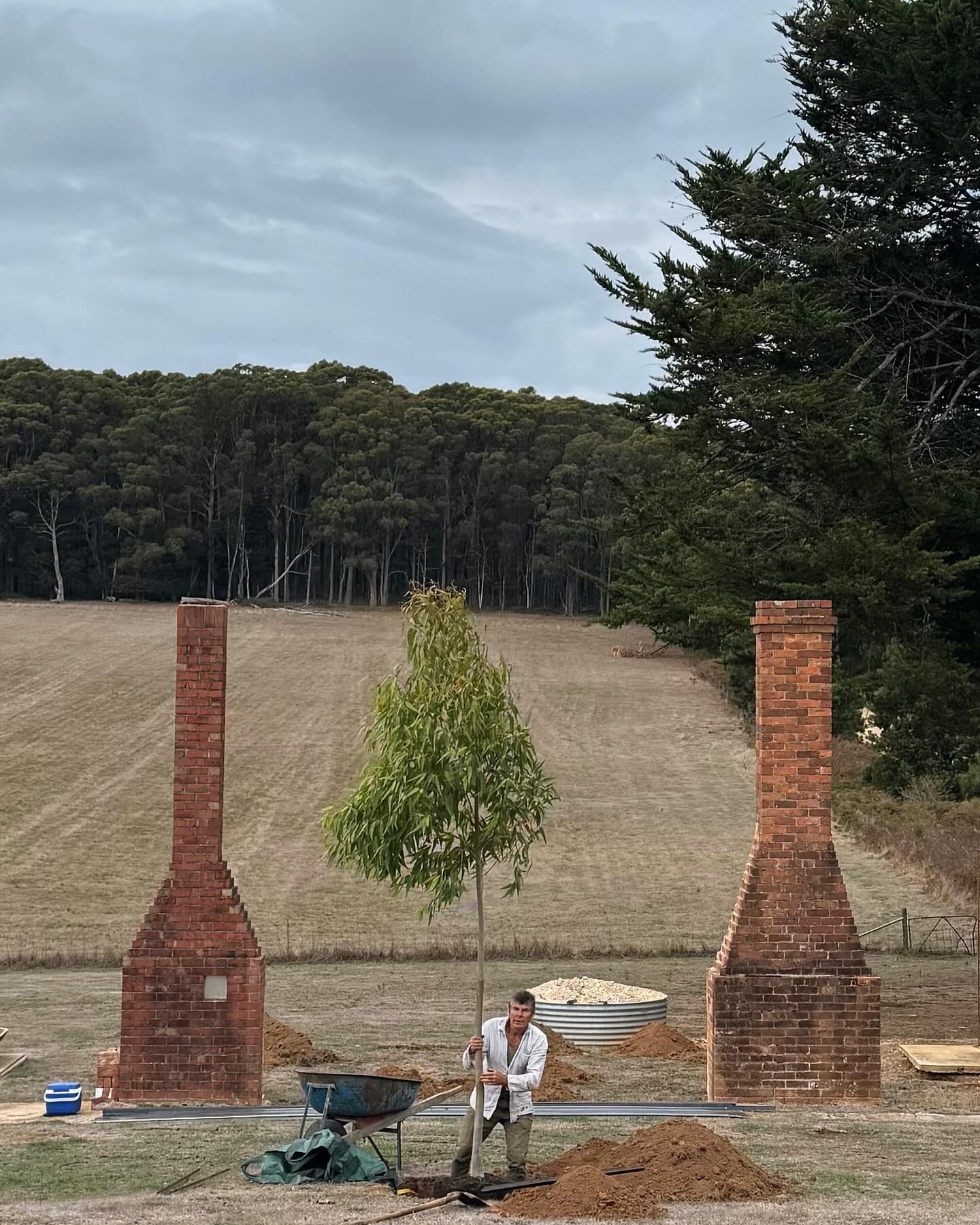 Rural chimney garden planting by Bentley Landscapes